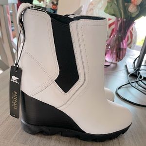 Sorel Leather Ankle Chelsea Boots. White. Size 8M